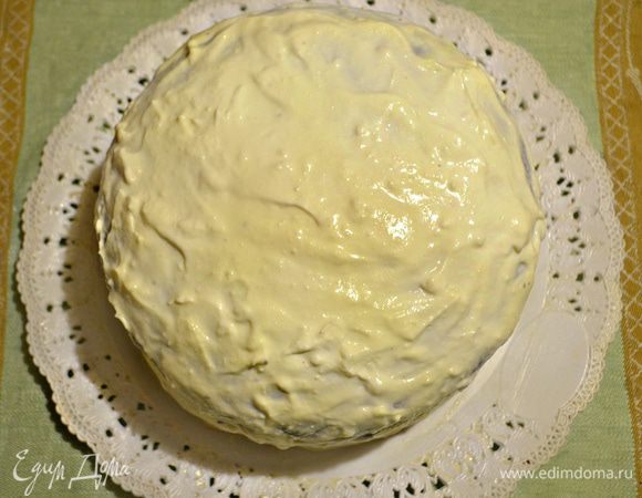 Коржи часто наколоть зубочисткой, пропитать обильно кремом и соединить между собой. Сверху выложить крем, имитируя сугробы. Выставить торт на ночь на холод.  