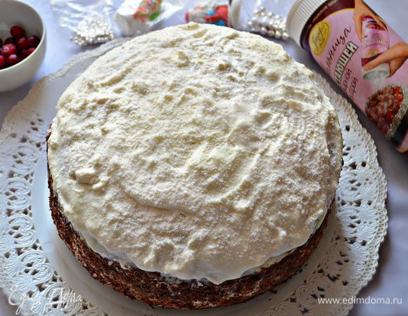 С утра украсить верх торта "снежинками" не тающей сахарной пудры. Бока — тёртым шоколадом.