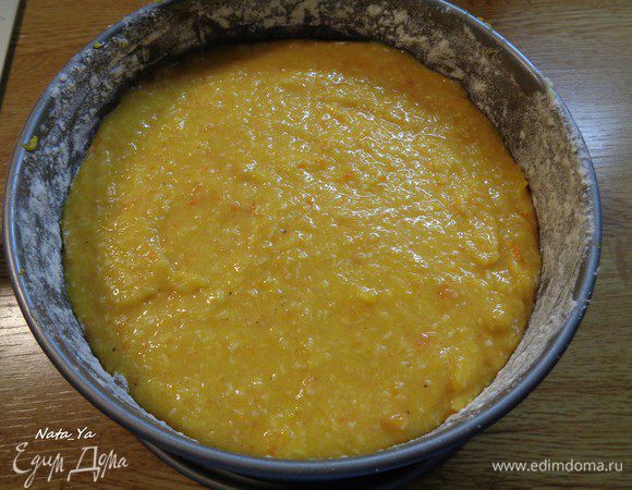 Переложить тесто в форму.