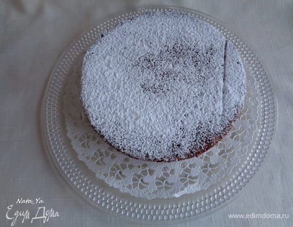 Поставить выпекаться в разогретую до 170°C духовку на 50 минут.

Остудить и присыпать сахарной пудрой.