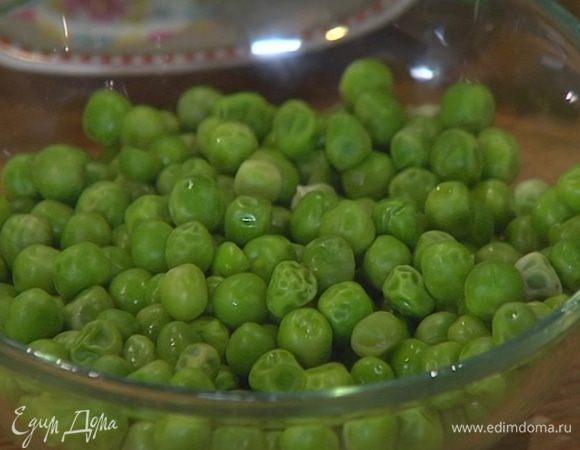 Замороженный горошек разморозить.