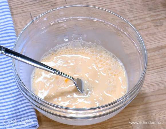 Яйца перемешать вилкой с молоком, затем добавить сахар, соль и еще раз перемешать.