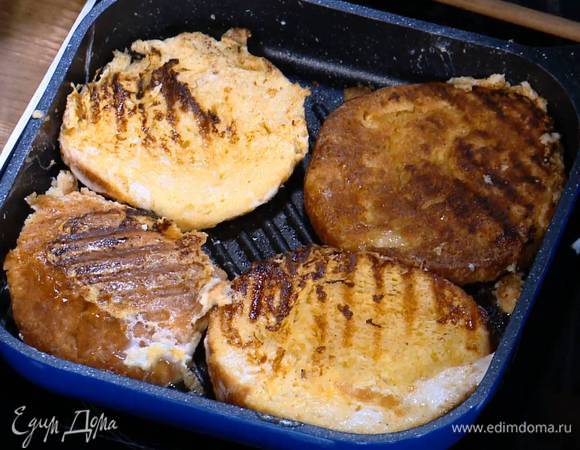 Разогреть в сковороде-гриль сливочное масло и обжаривать хлеб с двух сторон до появления золотистой корочки.