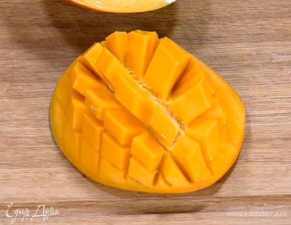 Манго почистить и, удалив косточку, нарезать небольшими кусочками.