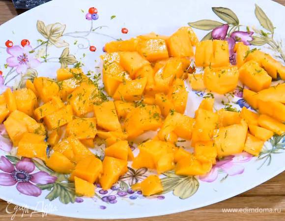 Цедру лайма натереть на мелкой терке и посыпать манго.