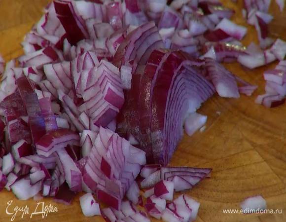 Одну луковицу и зубчик чеснока почистить и мелко порубить.