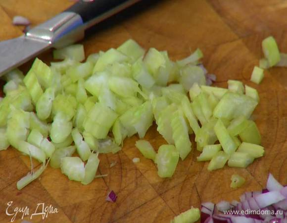 Сельдерей мелко нарезать.