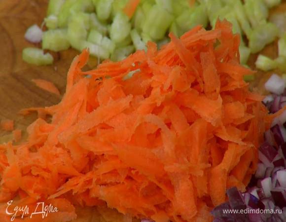 Морковь почистить и натереть на крупной терке.
