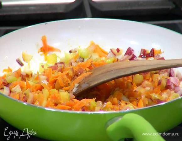 Разогреть в сковороде оливковое и сливочное масло и обжарить все овощи на медленном огне до готовности.