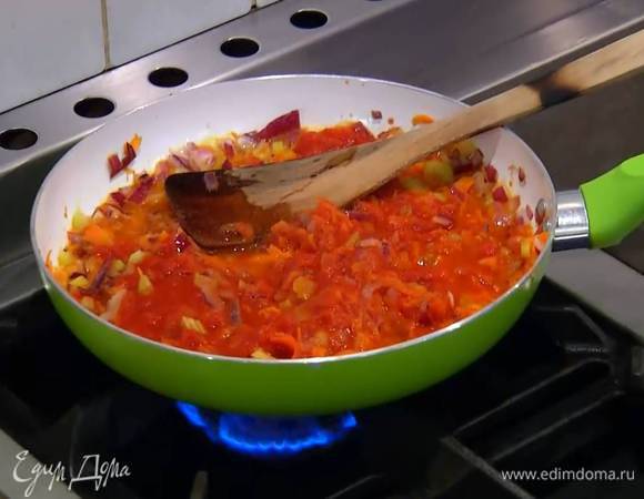 Добавить консервированные помидоры без кожицы, все посолить, перемешать и обжарить еще немного.