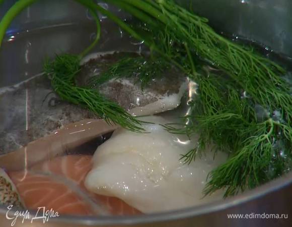 Приготовить бульон: рыбу поместить в кастрюлю, влить воду, так чтобы рыба была покрыта, добавить луковицу, укроп, вино, можжевельник, душистый перец, довести до кипения и варить 20 минут.