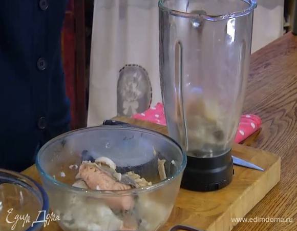 Готовую рыбу вынуть из бульона и отделить от кожи и костей.