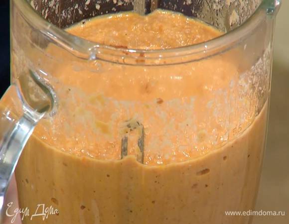 Поместить рыбу в блендер, добавить обжаренные овощи, влить 3 половника рыбного бульона и все взбить. Затем влить еще 4–6 половников бульона, посолить, поперчить, добавить пеперончино и все еще раз взбить на медленной скорости.