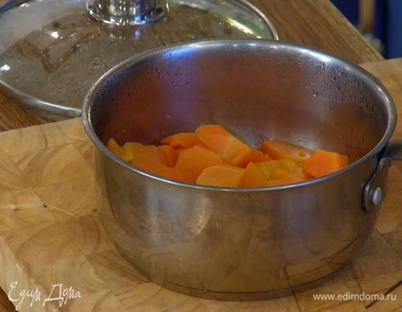 Тыкву почистить, нарезать небольшими кусочками и отварить до готовности.