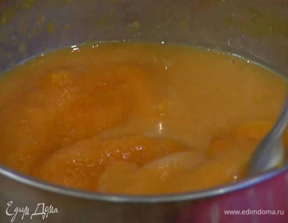 В тыквенное пюре влить дрожжевую массу и перемешать.