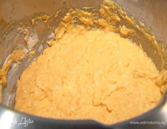 Посуду с тестом накрыть полотенцем, смоченным в горячей воде, а затем отжатым, дать тесту подойти.