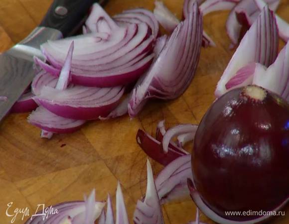 Лук почистить и нарезать дольками.