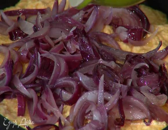 На тесто выложить обжаренный лук и равномерно распределить его по всей поверхности.