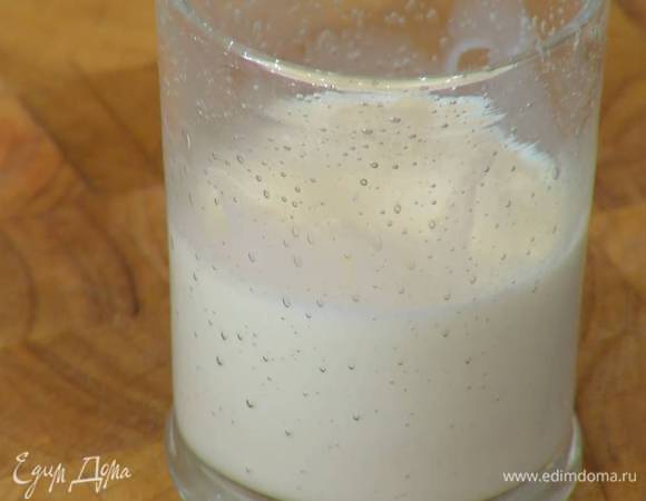 Молоко подогреть, затем добавить желатин, перемешать и дать ему полностью раствориться.