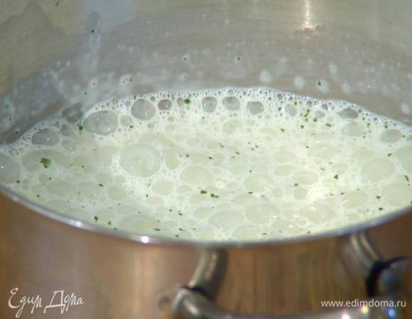 Взбить все погружным блендером до однородного состояния, затем всыпать сахар и продолжать взбивать, пока сахар полностью не растворится.