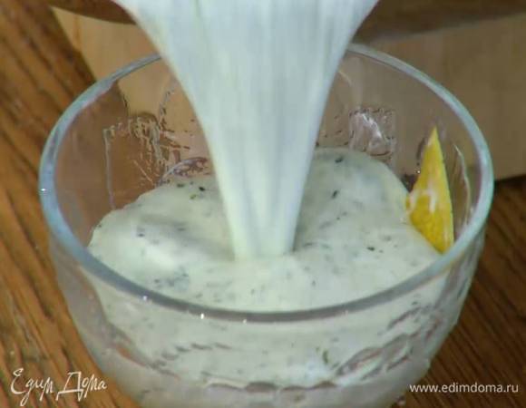 Разлить сливочно-мятную смесь и поместить креманки на час в холодильник.