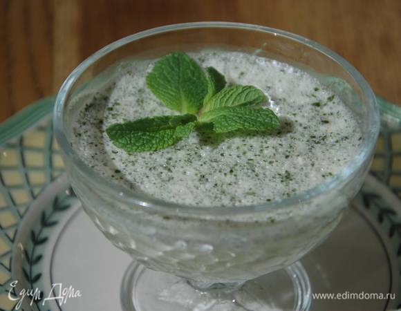 Охлажденную панна котту украсить оставшимися листьями мяты.