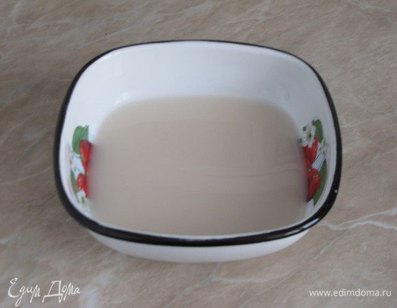 Растворить дрожжи в теплой воде. Сырые дрожжи можно заменить на 1 ч. л. сухих дрожжей.