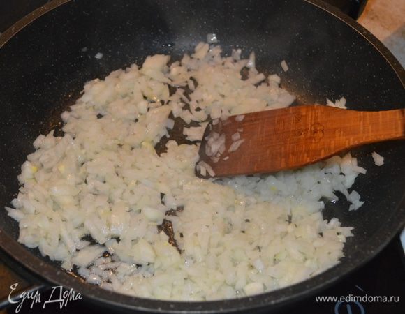 Для начала я очистила весь лук (2 шт: один в саму лазанью, один в соус) и поджарила на сковородке с раст.маслом до слегка золотистого цвета.