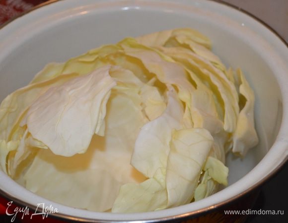 Тем временем капусту разбираем на листья и удаляем толстые прожилки. В ингредиентах я написала 500 г капусты, но по факту необходимо 8-9 листов (в зависимости от размера капусты). Отвариваем 3-5 минут до мягкости. Откинуть на дуршлаг и дать стечь лишней жидкости.