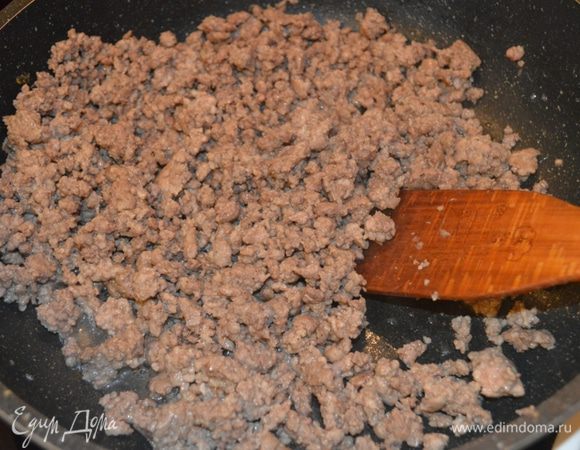 Обжарить фарш.