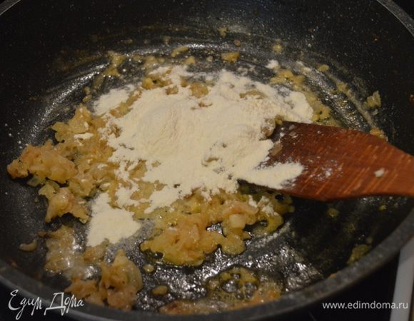 Готовим молочный соус.
В сковороде смешиваем поджаренный лук и муку.
