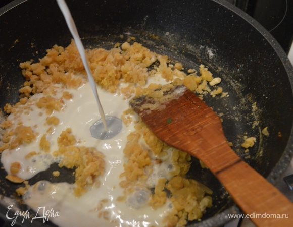 Тонкой струйкой вливаем молоко, обязательно постоянно помешиваем.