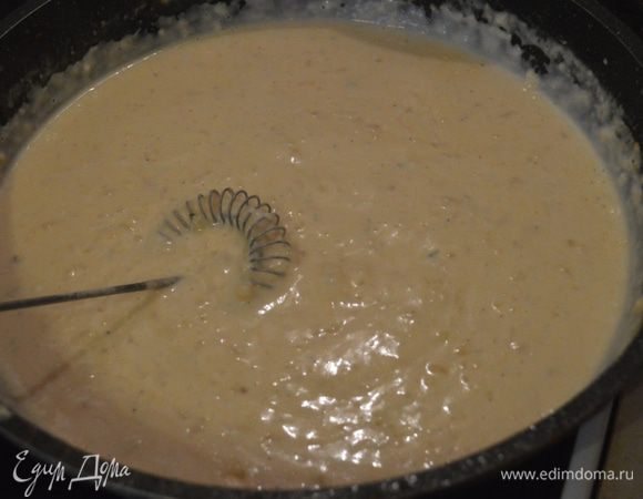 Довести соус до кипения и готовить несколько минут, пока соус слегка не загустеет.
Молока нужно столько, чтобы получился соус нужной консистенции — не  слишком густой и не слишком жидкий, учитывая, что соус по мере остывания густеет.