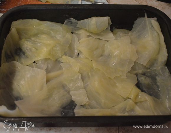 Сборка лазаньи.
Дно и бока формы смазываем раст. маслом, выкладываем слой капустных листьев.