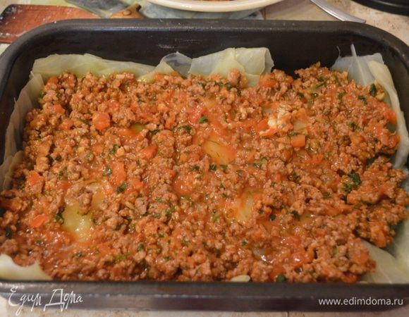 Затем половину начинки.