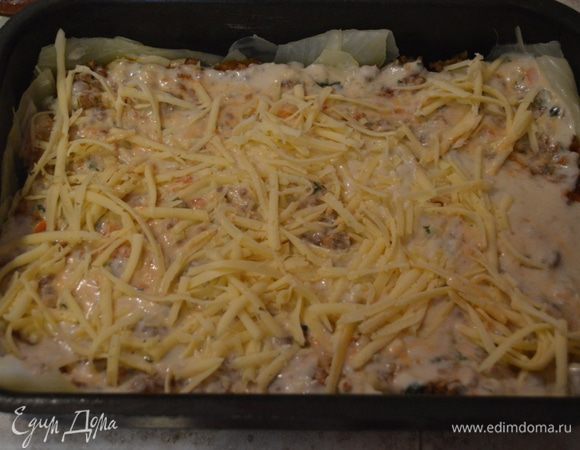 Сверху фарш поливаем соусом и трем половину сыра.