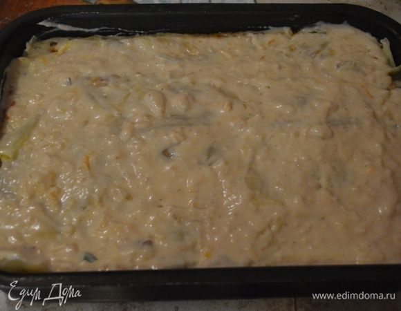 Затем снова листья-фарш-сыр-остатки капустных листьев и сверху молочный соус.