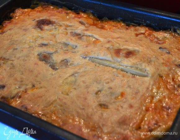 Запекать "лазанью" 40-50 минут при температуре 180°С.
Готовое блюдо вынуть из духовки и дать постоять 10-15 минут (т.к. очень сложно нарезать в горячем виде — она распадается).
Можно подавать к столу со сметаной.