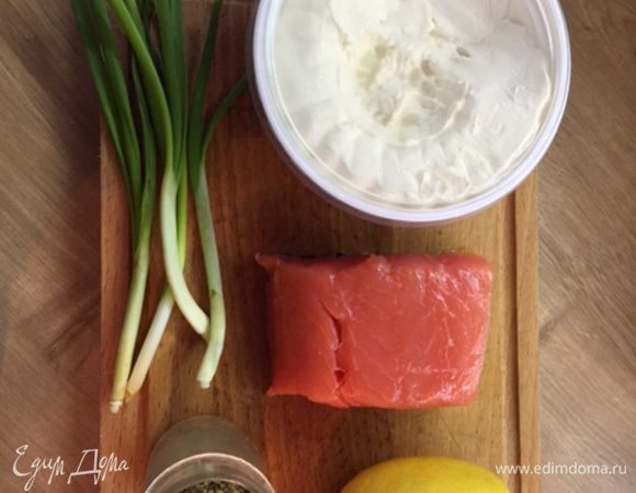 Семгу, маскарпоне, лимонный сок и прованские травы поместить в блендер или емкость.