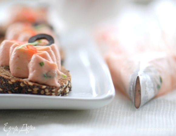 С помощью насадки Сант-Оноре (или любой другой) отсадить мусс на кусочек бородинского хлеба. Украсить по своему желанию.