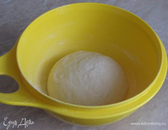 В миску просеять муку, добавить соль, сахар, оливковое масло (можно растительное). Влить воду с дрожжами и замесить мягкое тесто. Тесто месить минут десять, пока не перестанет липнуть к рукам. Собрать тесто в шар и положить в миску, подпыленную мукой. Накрыть тесто пленкой или полотенцем, убрать в теплое место для подъема. 