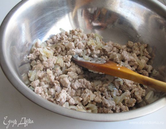 Переложить фарш в миску и остудить.