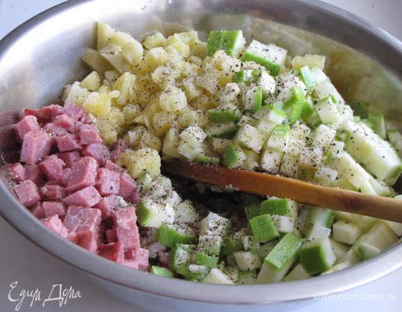 Добавить к фаршу нарезанный мелким кубиком картофель, цукини и бекон. Я бекон заменила на копченую говядину. Все перемешать.