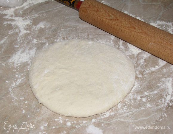 Подошедшее тесто обмять на присыпанном мукой столе.