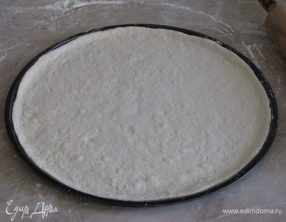 Раскатать и перенести в смазанную форму при помощи скалки. Понадобится форма с низкими бортиками размером 20х30 см или круглая форма диаметром 30 см. У меня форма для пиццы.