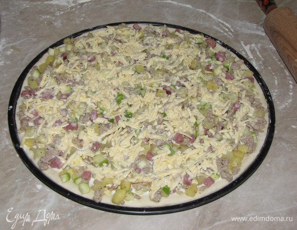 Залить пирог яично-сырной смесью.