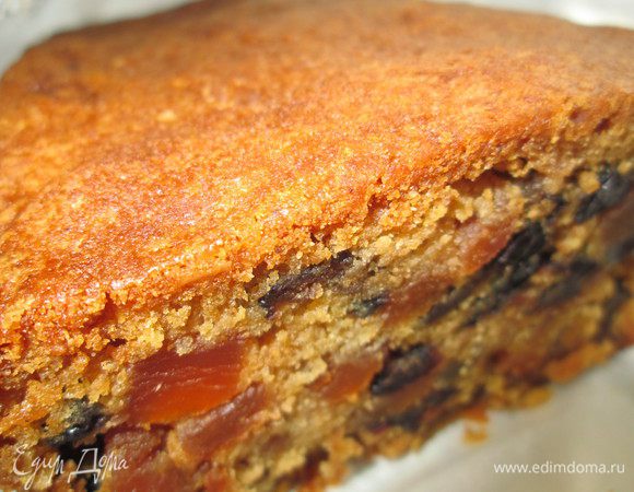 Через неделю, когда фрукты, орехи настоялись, можно заняться выпечкой кекса.
Готовим формы — любые, на свой вкус, и промазываем сливочным маслом, затем кладем пекарскую бумагу и снова промазываем маслом. 
Края бумаги пусть выступают сверху формы на 5-7 см, чтобы кекс не обгорал при выпечке.


1. Отмеряем и взвешиваем все ингредиенты по рецепту и отделяем желтки от белков.
2.  Смешиваем молотый миндаль, муку, пекарский порошок и пряности (по желанию). 

3. Взбиваем масло, минут 5-7, пока оно не станет светлого цвета.

4. Добавляем сахар, продолжая взбивать минут 7-10.  

5. Добавляем патоку (можно мед) на средней скорости.

6. Теперь вводим яйца, взбивая. 

7. Добавляем мучную смесь сразу всю, перемешиваем 2 минуты на низкой скорости. 

8. Откладываем часть готового теста в отдельную емкость, примерно 7 ст.л. 

