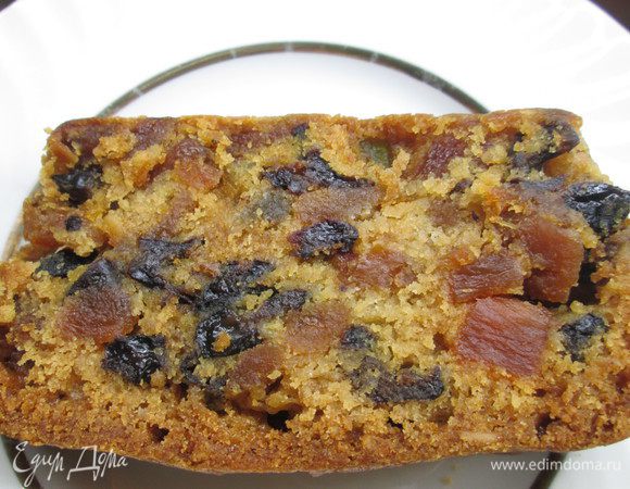 9. Добавляем все фруктовые составляющие по рецепту, перемешиваем лопаткой.

10. Укладываем тесто в форму на 2/3, максимум 3/4 высоты.
Сверху кладем несколько ложек отложенного теста без начинки — это делается, чтобы предотвратить подгорание фруктов, и разравниваем лопаткой.

11. Ставим формы с тестом на противень, застеленный силиконовым ковриком, а лучше толстым слоем газет, предварительно обернув тоже слоем газет, в разогретую до 135-140°C духовку и выпекаем в течение 3-3,5 ч. 
Готовый кекс очень красивого цвета. 

12. Сразу, еще горячим, смазываем его поверхность коньяком, не вынимая из формы, заворачиваем в фольгу и оставляем на 12 часов или на ночь. 

13. На следующий день вынимаем кекс из формы и упаковываем снова: в бумагу для выпечки, в фольгу, затем пакет и отправляем на хранение.

Кекс должен храниться при комнатной температуре (20-25°C) минимум 2 недели, а лучше 4.

Каждую неделю достаем кекс, смазываем коньяком, снова упаковываем, и так каждую неделю до самого Рождества.

Оформляем по своему вкусу: марципаном, глазурью или оставляем, как есть. 
Очень вкусно и ароматно, а главное — это сам процесс ожидания праздника и рождественской выпечки!
