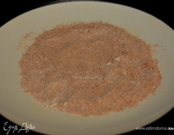 Смешать муку с паприкой и солью, кайенским перцем.