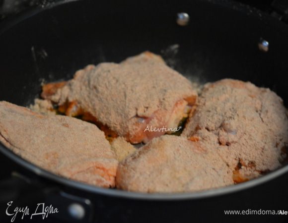 Обвалять куриные бедрыщки в сухой смеси.
Разогреть сковороду с оливковым маслом. Выложить куриные кусочки и обжаривать с обеих сторон, примерно 5 мин. сторона. 
Куриные грудки, если используем их, порезать полосками, готовим по времени меньше.